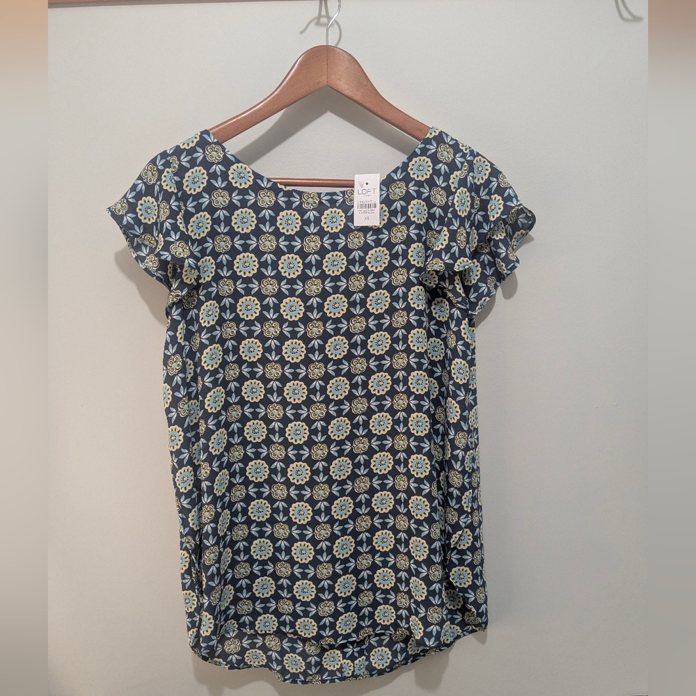 NWT Loft Woman's Size Extra Small Blue And Yellow Patterned Short Sleeve Blouse